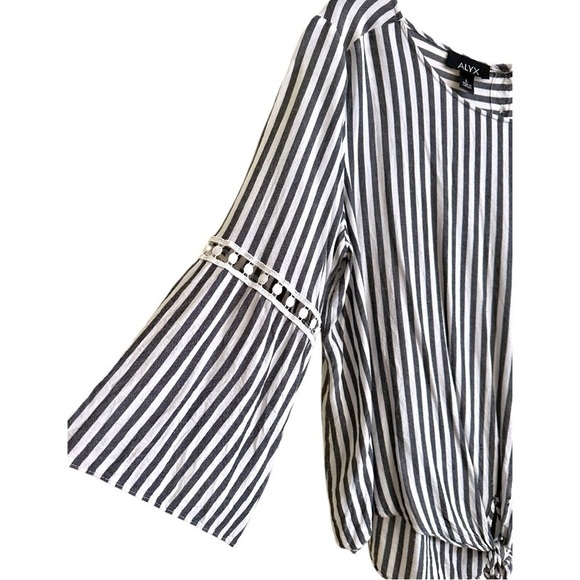 ALYX, WOMENS STRIPE TOP IN BLACK & WHITE. 3/4 SLEEVE, HI-LOW HEM. SIZEL - Picture 3 of 7